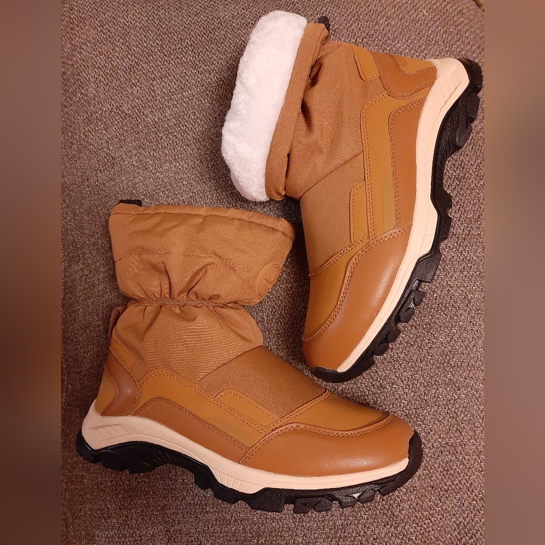 Sz 9 Snow Boots Faux Fur Lined. Not For Rain